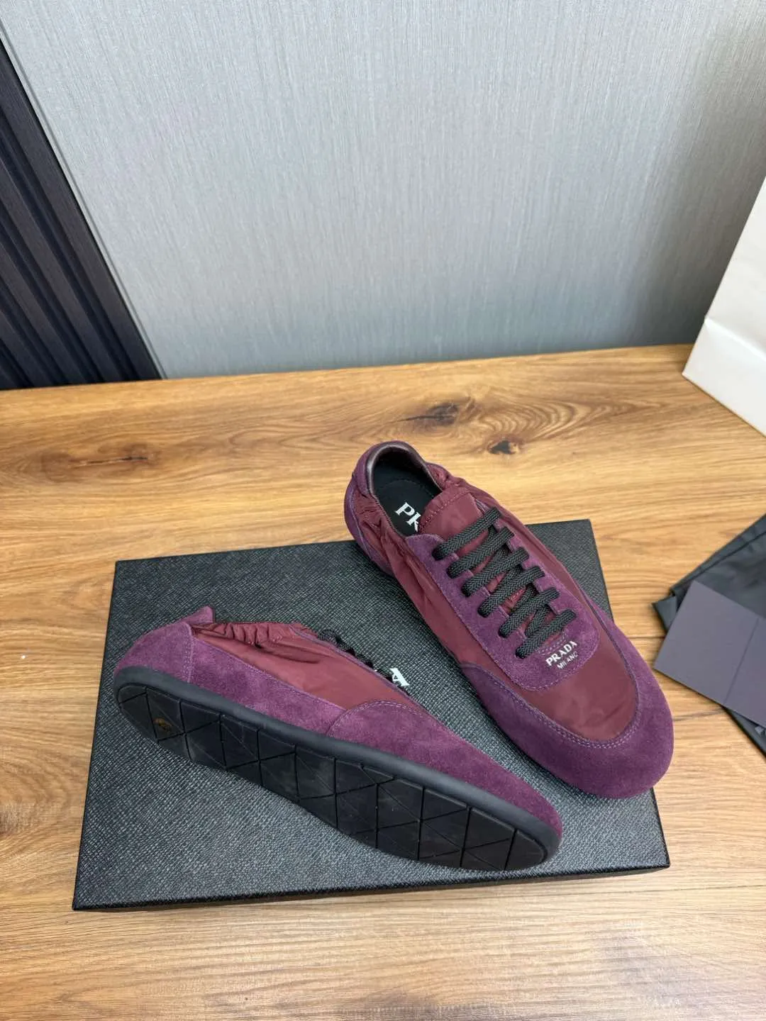 Men's shoes 💰600💰 PRADA 2025 Early Spring Collapse New Couple Style Sports Shoes Moral Training Shoes The name Collapse comes from the fact that it can be easily put on and taken off with bare hands. The light and comfortable features make it more relaxed and casual. The side elastic design can be worn twice! Super comfortable catwalk sneakers, as light and thin as ballet slippers, as comfortable as sneakers, comfortable and super light on the feet. Fabric: nubuck leather spliced ​​with nylon cloth. Silk cowhide foot pads. Size: Women's code 35/40 Men's code 39/45